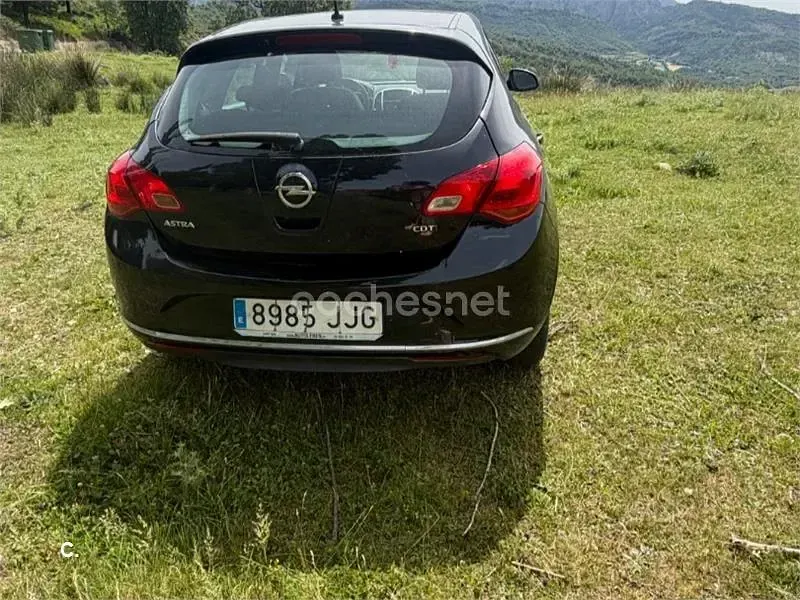 Usado Opel Astra Selective 110 CV (80 kW) 2015 Negro Berlina