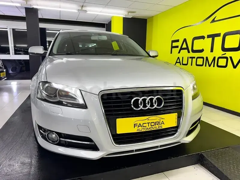 Usado Audi A3 Sportback Attraction 105 CV (77 kW) 2012 Gris / plata Utilitario