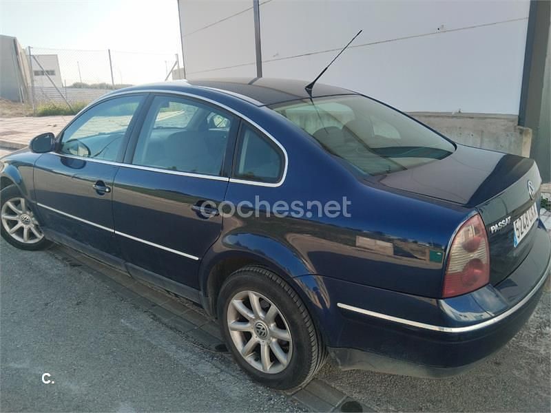 Usado VW Passat Comfortline 130 CV (95 kW) 2004 Azul Berlina