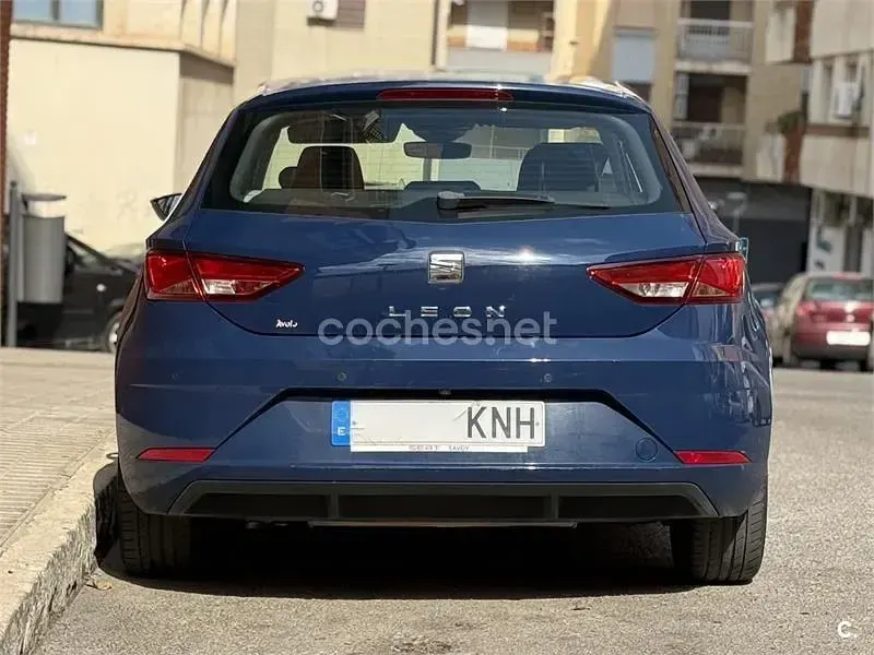 Usado Seat Leon Style 125 CV (91 kW) 2018 Azul Berlina