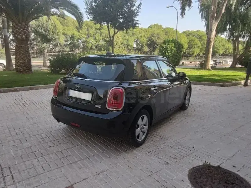 Usado Mini ONE 102 CV (75 kW) 2018 Negro Utilitario