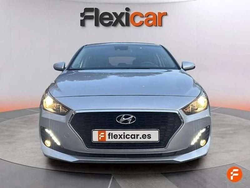Usado Hyundai i30 120 CV (88 kW) 2019 Gris Berlina