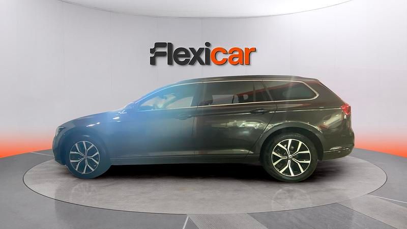 Begagnad VW Passat R-line 150 HK (110 kW) 2022 Svart Kombi