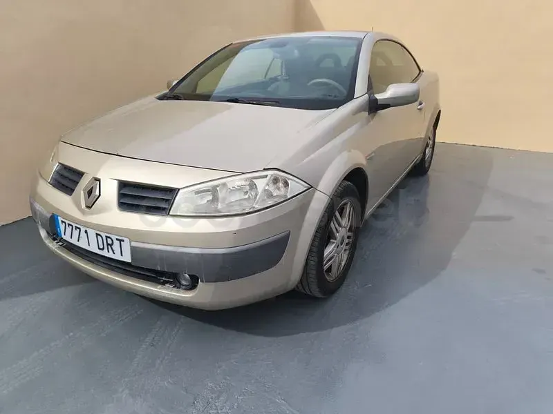Usado Renault Mégane Cabriolet Dynamique 135 CV (99 kW) 2005 Beige Descapotable