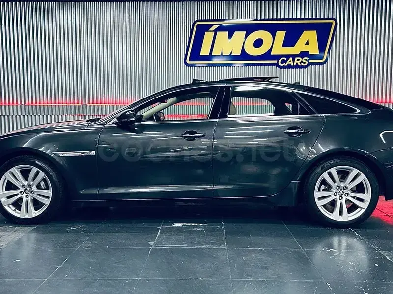 Usado Jaguar XJ Premium Luxury 275 CV (202 kW) 2013 Negro Berlina