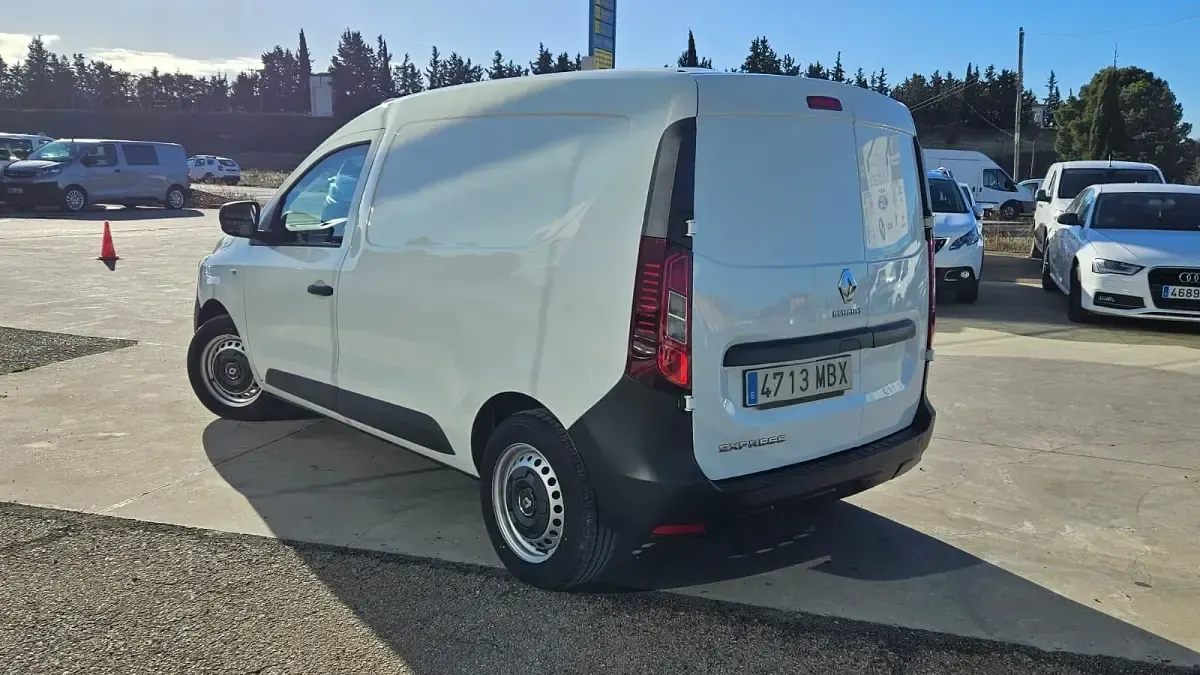 Usado Renault Express 75 CV (55 kW) 2022 Blanco Monovolumen