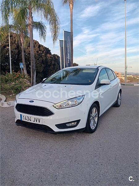 Usado Ford Focus Trend 125 CV (91 kW) 2016 Blanco Berlina