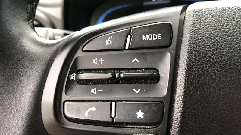 Usado Hyundai i10 67 CV (49 kW) 2024 Rojo Utilitario