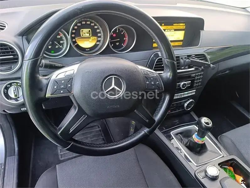 Usado Mercedes C180 120 CV (88 kW) 2011 Gris / plata Berlina
