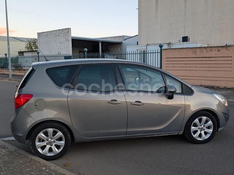 Usado Opel Meriva Cosmo 140 HP (102 kW) 2010 Cinzento Monovolume