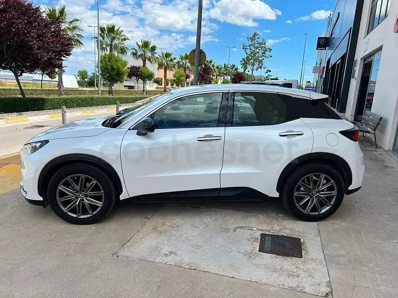 Usado Lexus LBX 136 CV (100 kW) 2024 Negro SUV
