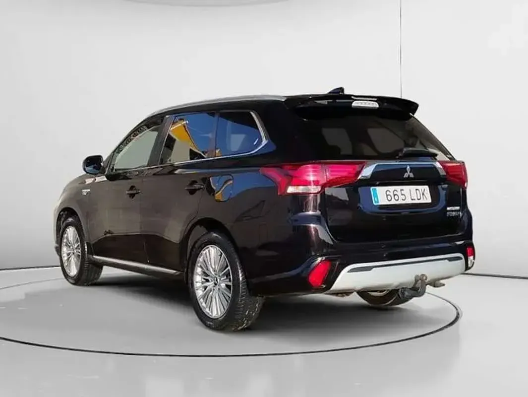 Usado Mitsubishi Outlander P-HEV Motion 227 CV (166 kW) 2019 Negro SUV