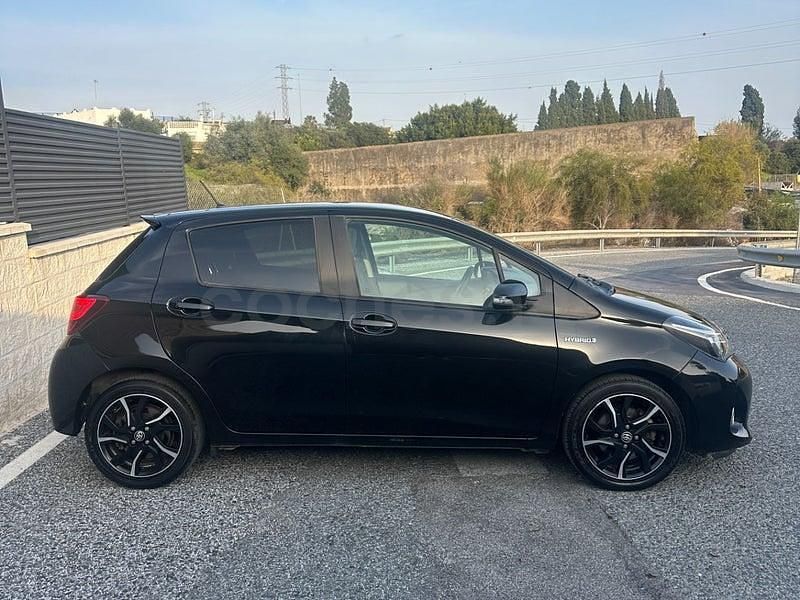 Usado Toyota Yaris Hybrid 100 CV (73 kW) 2016 Negro Berlina