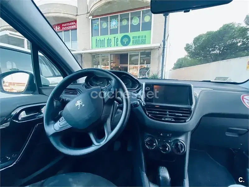 Usado Peugeot 208 Active 82 CV (60 kW) 2013 Blanco Utilitario