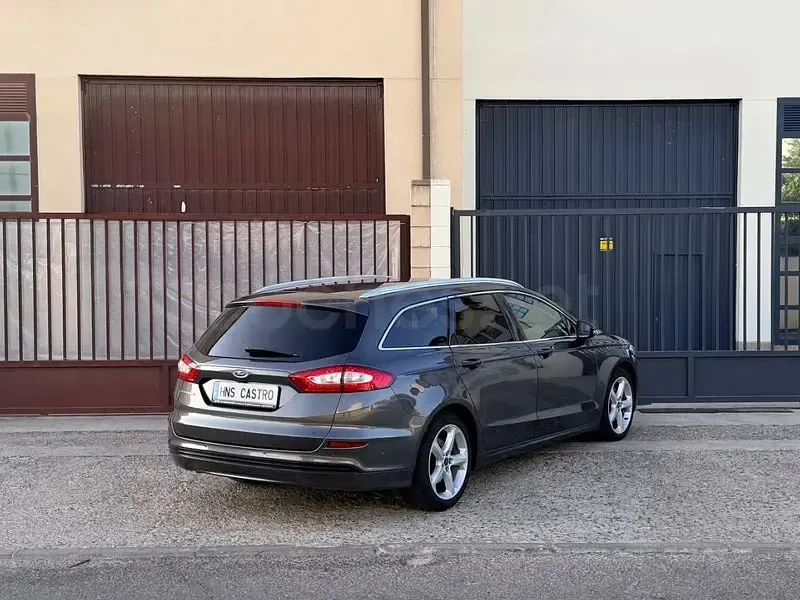 Usado Ford Mondeo Titanium 150 CV (110 kW) 2017 Gris / plata Familiar