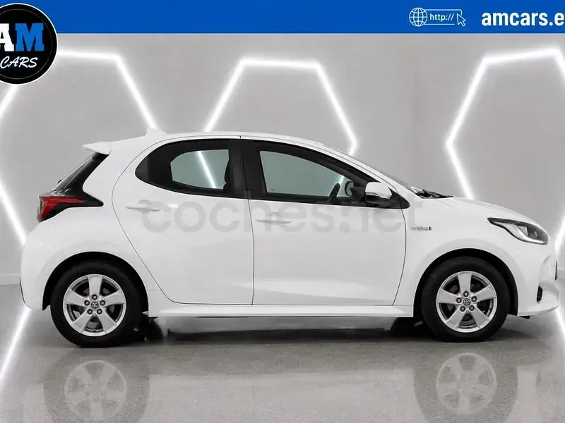 Usado Toyota Yaris Hybrid Plus 116 CV (85 kW) 2022 Blanco Berlina