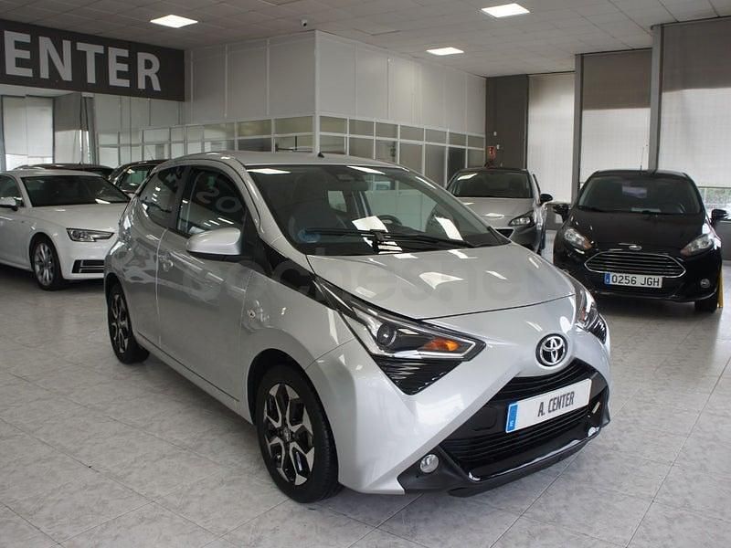 Usado Toyota Aygo x-style 72 CV (52 kW) 2020 Gris / plata Utilitario