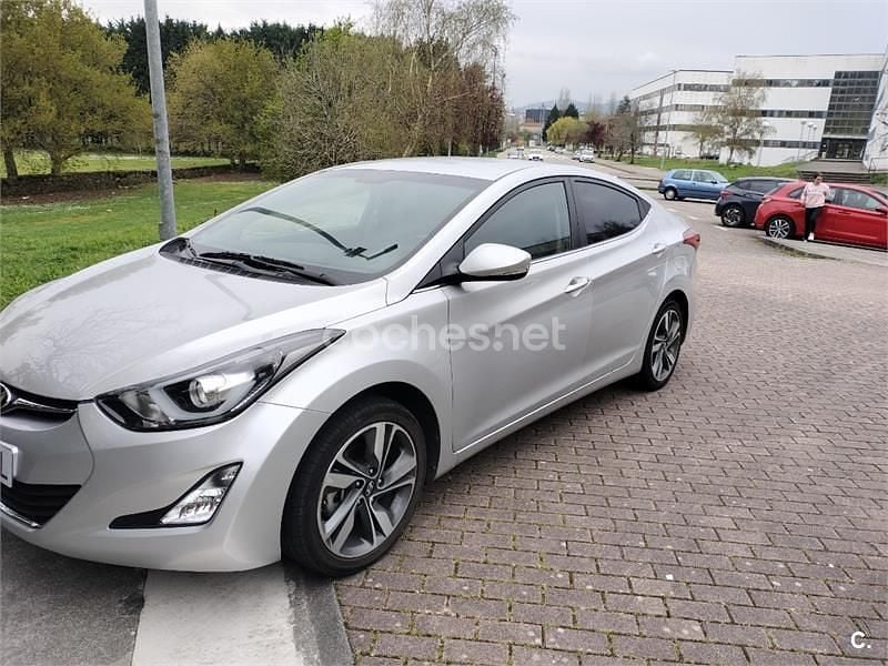 Usado Hyundai Elantra 132 CV (97 kW) 2014 Gris / plata Berlina