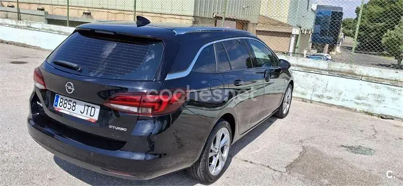 Usado Opel Astra Excellence 136 CV (100 kW) 2016 Negro Familiar