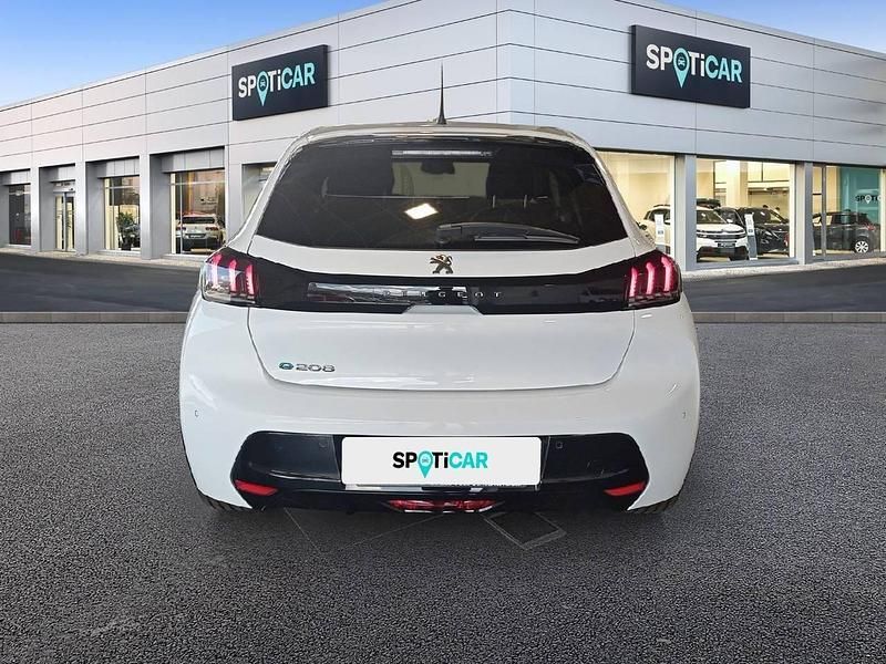 Usado Peugeot e-208 Allure 100 kW (136 CV) 2024 Blanco Utilitario