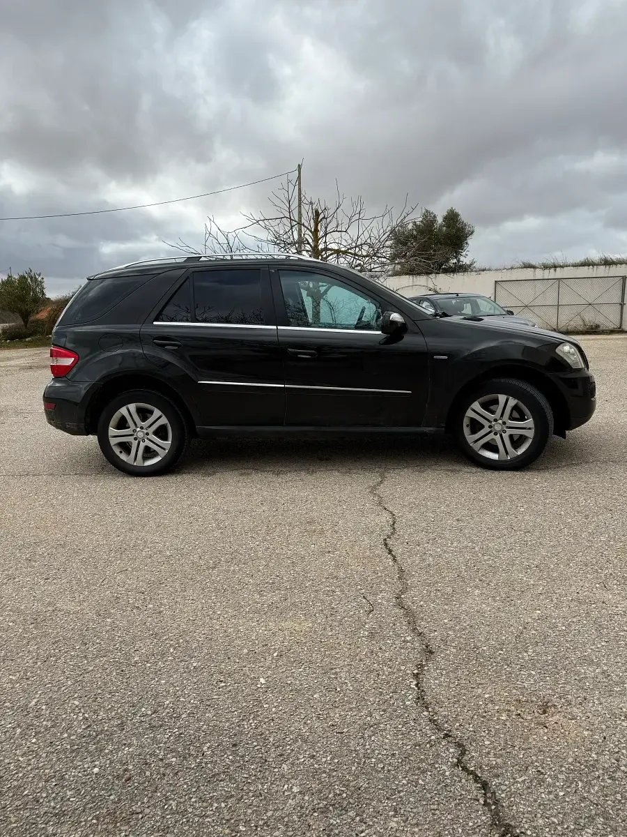 Usado Mercedes ML300 204 CV (150 kW) 2010 Negro SUV