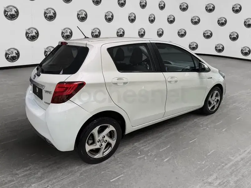 Usado Toyota Yaris Hybrid Active 100 CV (73 kW) 2016 Blanco Berlina