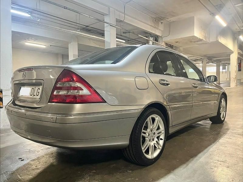 Usado Mercedes C320 Elegance 218 CV (160 kW) 2005 Gris / plata Berlina