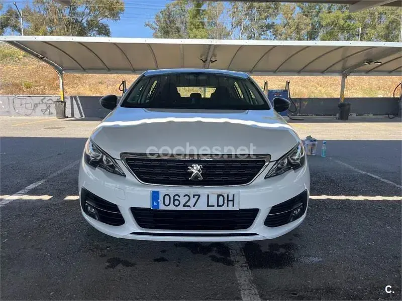 Usado Peugeot 308 Access 100 CV (73 kW) 2019 Blanco Berlina