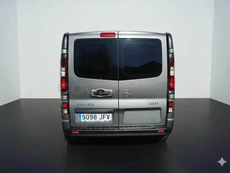 Usado Renault Trafic 110 CV (80 kW) 2015 Gris / plata Monovolumen