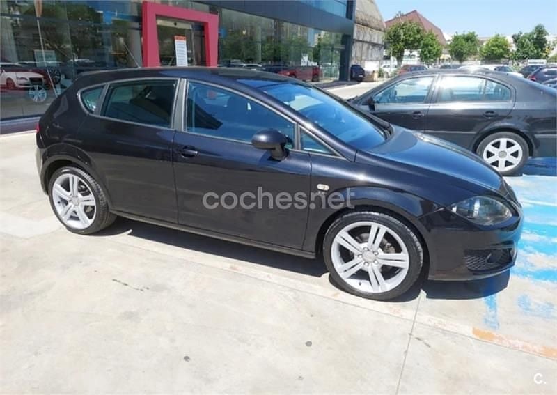Usado Seat Leon Reference 125 CV (91 kW) 2010 Negro Berlina