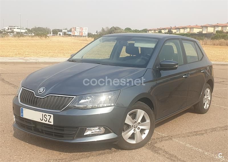 Gris / plata Usado 2016 Skoda Fabia Ambition Berlina | 7900 € (Buen precio) - Imagen 1/4