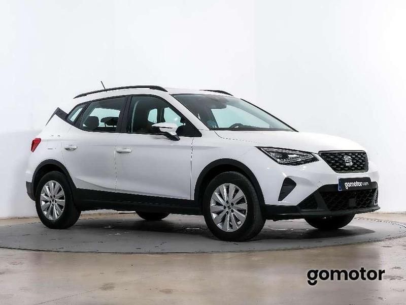 Usado Seat Arona Style 110 CV (80 kW) 2023 Blanco SUV