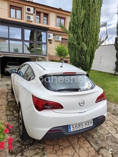 Usado Opel Astra GTC Selective 136 CV (100 kW) 2014 Blanco Berlina