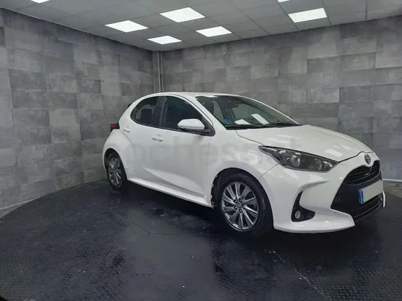 Usado Toyota Yaris Hybrid Active 116 CV (85 kW) 2022 Blanco Berlina