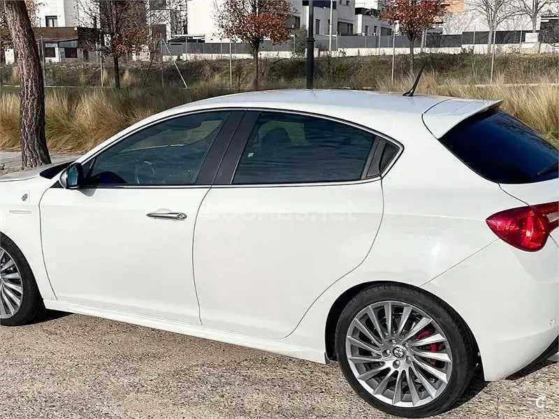 Usado Alfa Romeo Giulietta Quadrifoglio Verde 235 CV (172 kW) 2012 Blanco Utilitario