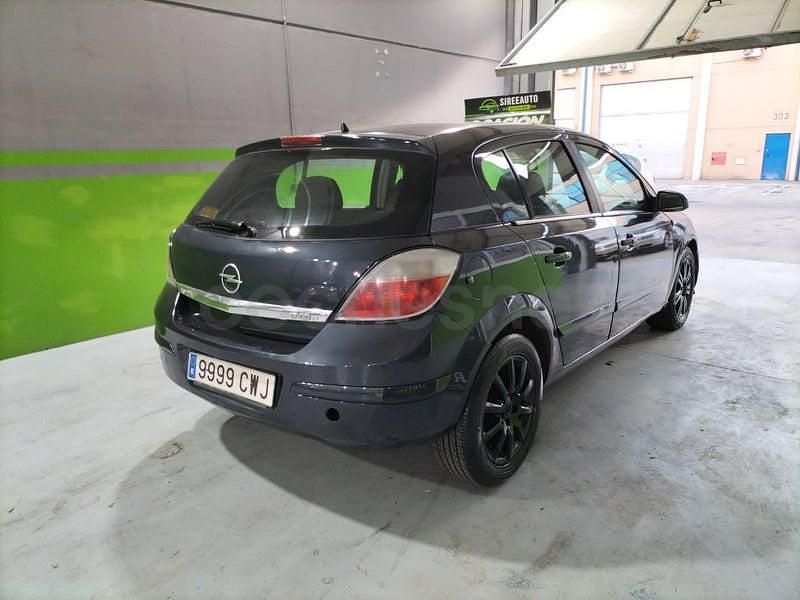 Usado Opel Astra Enjoy 100 CV (73 kW) 2004 Gris / plata Berlina