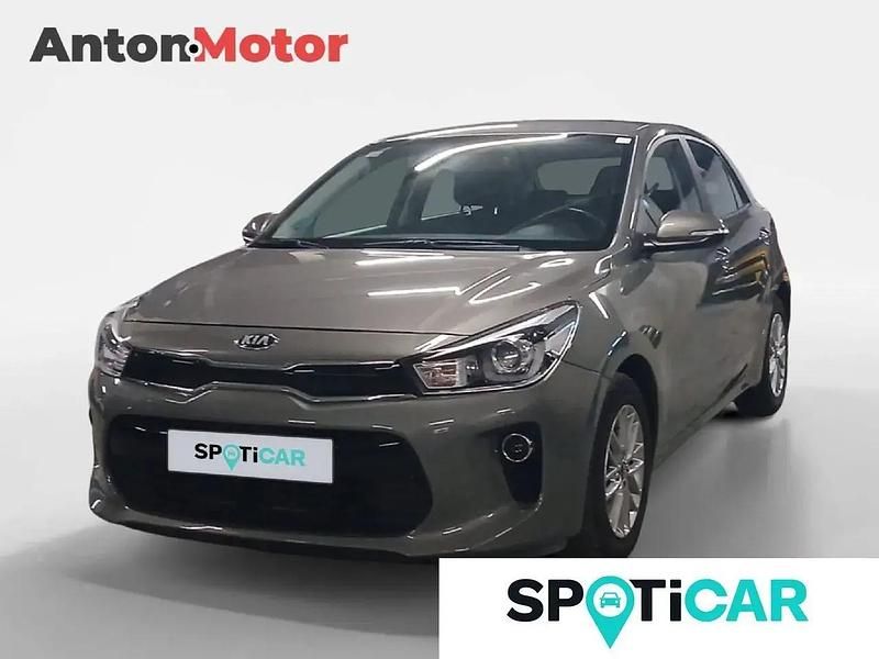 Usado Kia Rio 100 CV (73 kW) 2020 Gris / plata Berlina