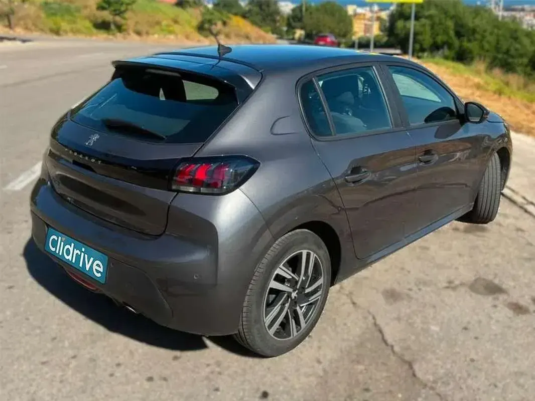 Usado Peugeot 208 Active 102 CV (75 kW) 2023 Gris Utilitario