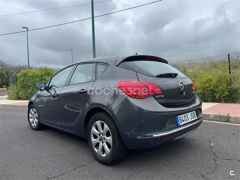 Usado Opel Astra Business 140 CV (102 kW) 2015 Gris / plata Berlina