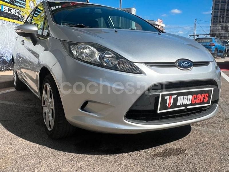 Usado Ford Fiesta Trend 82 CV (60 kW) 2011 Gris / plata Utilitario