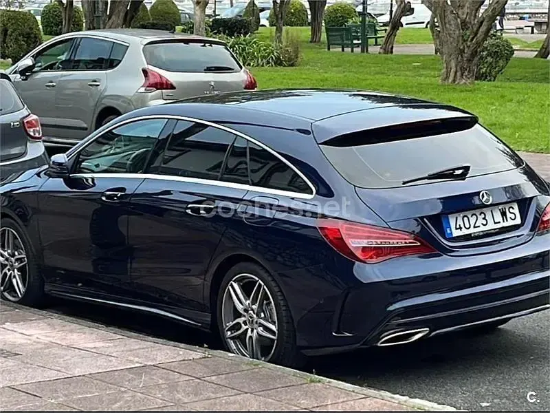 Usado Mercedes CLA220 Shooting Brake 177 CV (130 kW) 2018 Azul Familiar