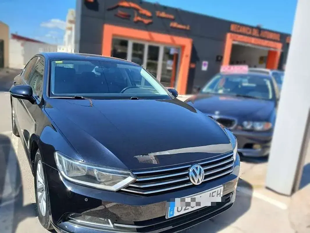 Usado VW Passat Advance 120 CV (88 kW) 2015 Negro Berlina