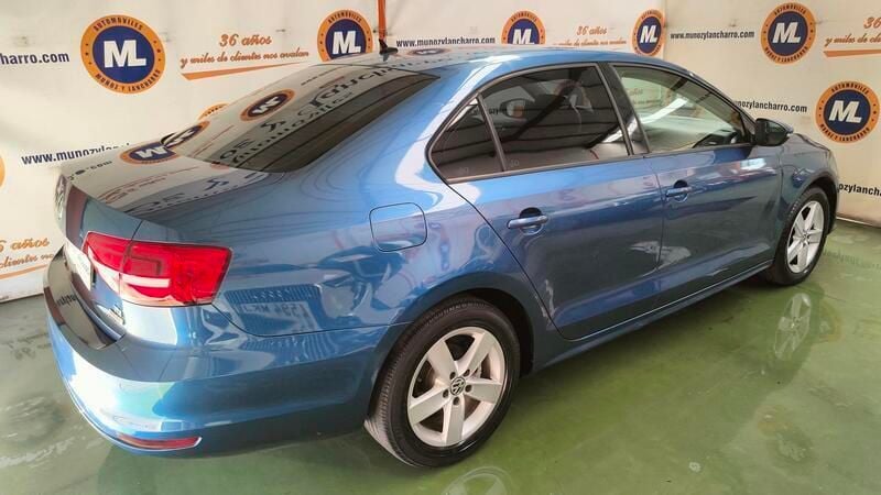 Usado VW Jetta Advance 110 CV (80 kW) 2014 Azul Berlina