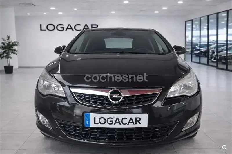 Używany Opel Astra Enjoy 110 KM (80 kW) 2011 Czarny Sedan/Limuzyna