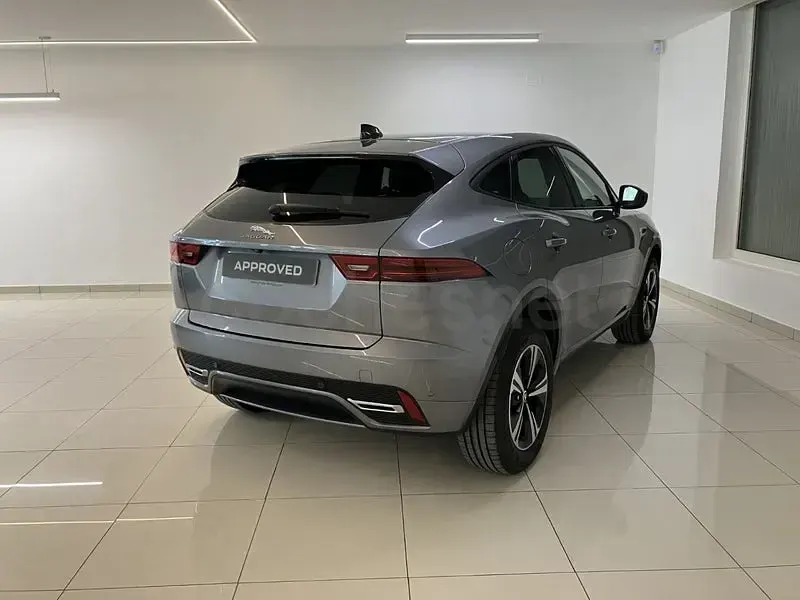 Usado Jaguar E-Pace R-Dynamic 163 CV (119 kW) 2023 Gris / plata SUV