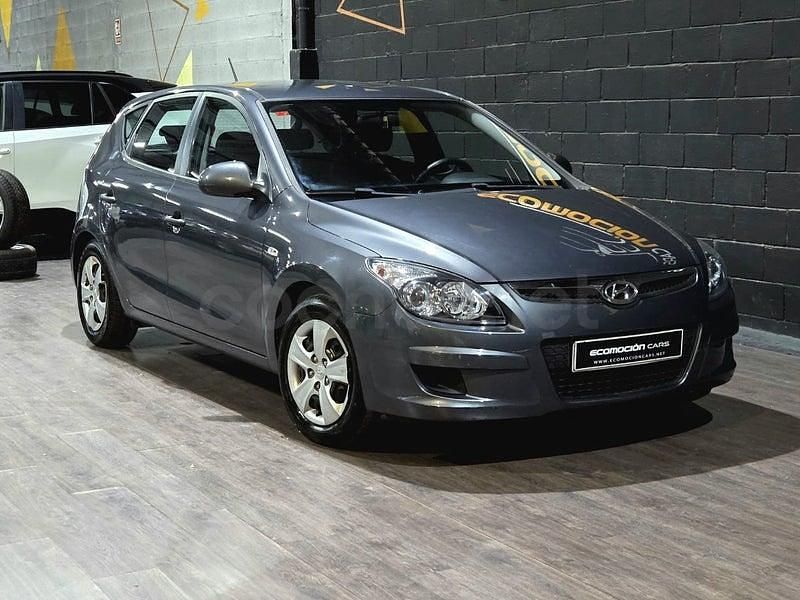 Usado Hyundai i30 Classic 109 CV (80 kW) 2010 Gris / plata Berlina