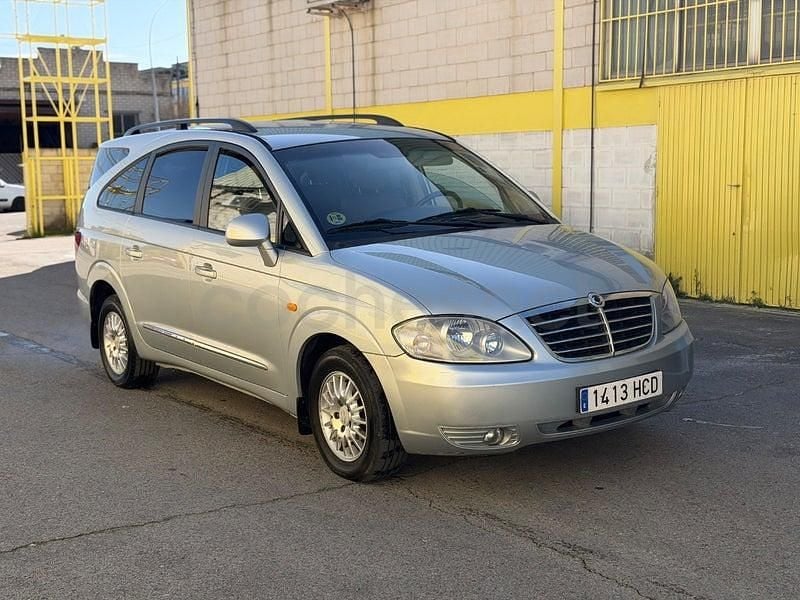Usado Ssangyong (KGM) Rodius 165 CV (121 kW) 2011 Gris / plata Monovolumen