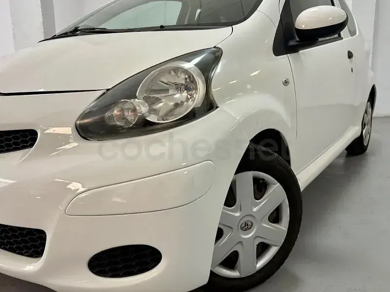 Usado Toyota Aygo Live 68 CV (50 kW) 2011 Blanco Utilitario