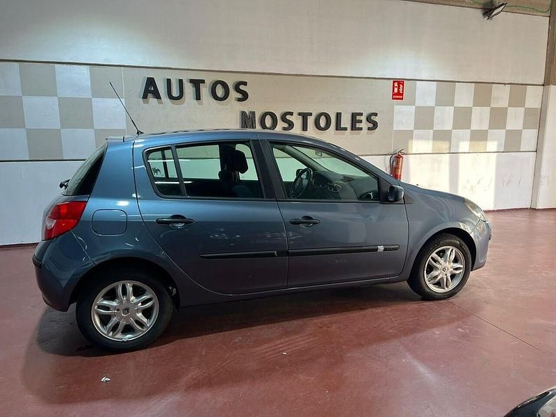 Usado Renault Clio II Dynamique 85 CV (62 kW) 2006 Gris Berlina