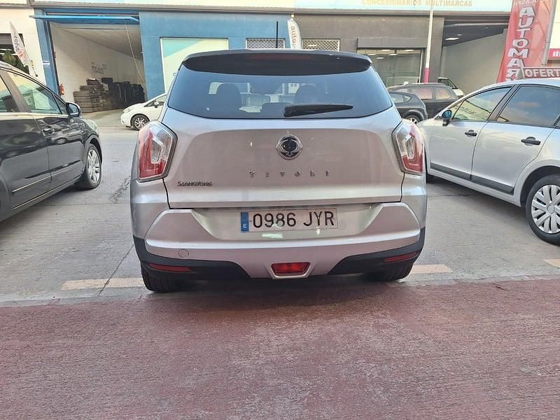 Usado Ssangyong (KGM) Tivoli Limited 115 CV (84 kW) 2017 Gris / plata SUV